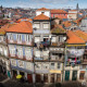 Belebte Hausfassade in Porto